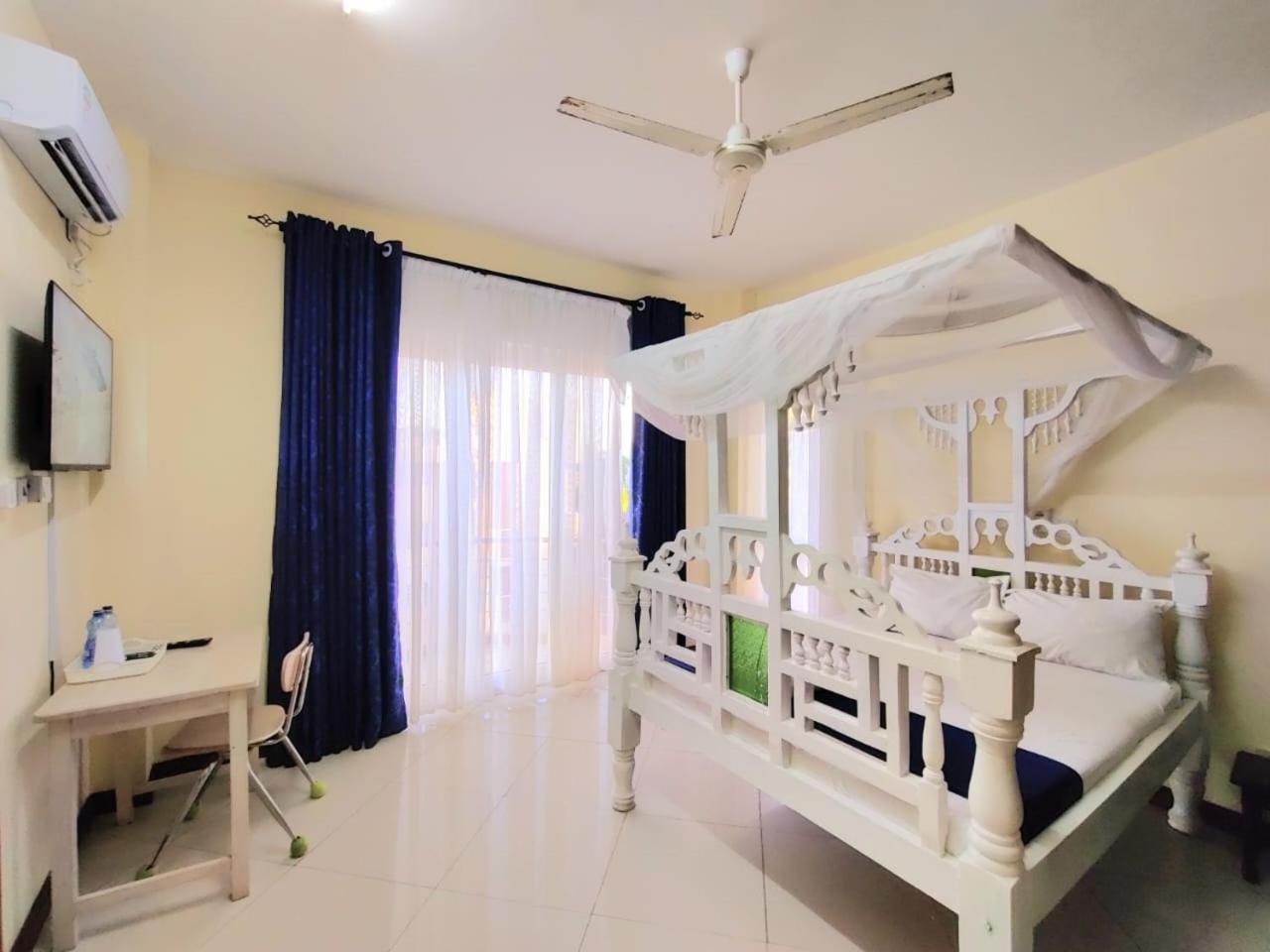 Bed and Breakfast Elna'S Nyali - Work & Unwind - Pool, Sea Views, Ac & Fast Wi-Fi Mombasa Exterior foto